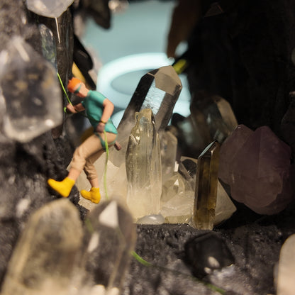 Rock Climber Crystal Cave Night Light – Mini Diorama