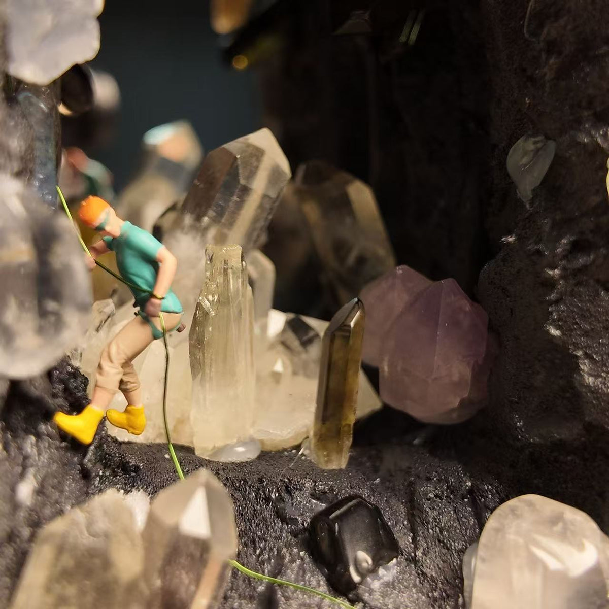 Rock Climber Crystal Cave Night Light – Mini Diorama